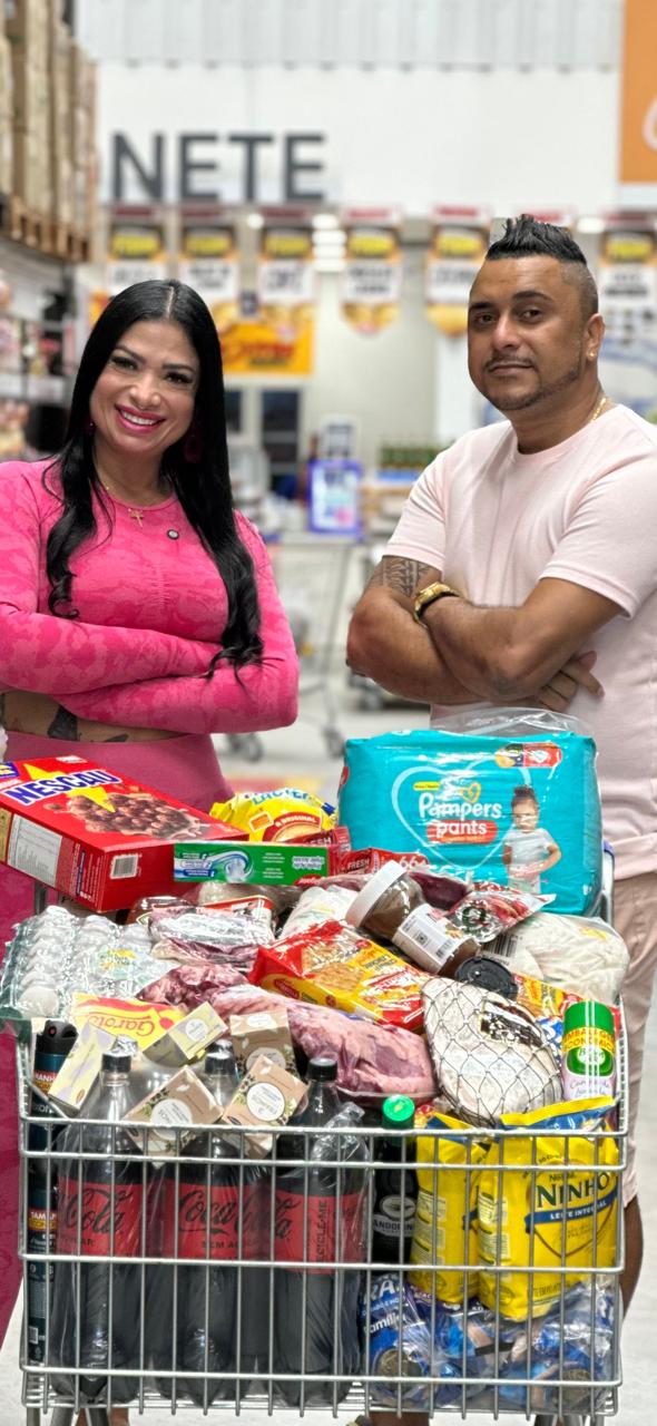 Alisson e Giulliane em ação real do Casal Ajuda no supermercado